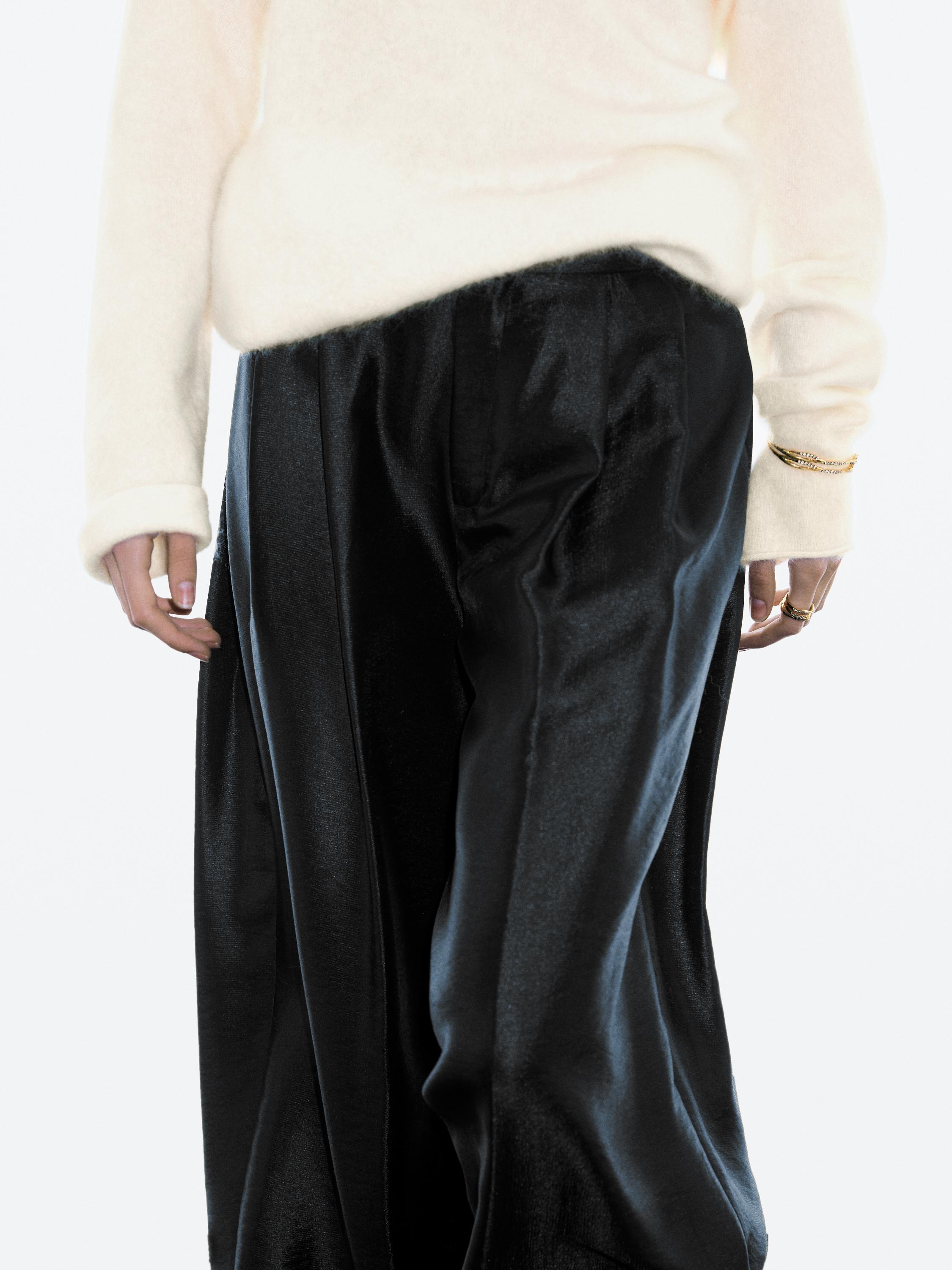 Wide-leg voluminous trousers with darts